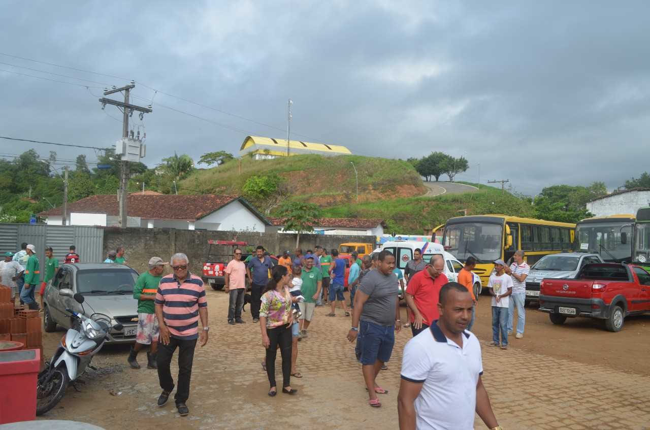 Camacã: Funcionário recebe Placa de Reconhecimento pelos 40 anos de serviço prestados a prefeitura

